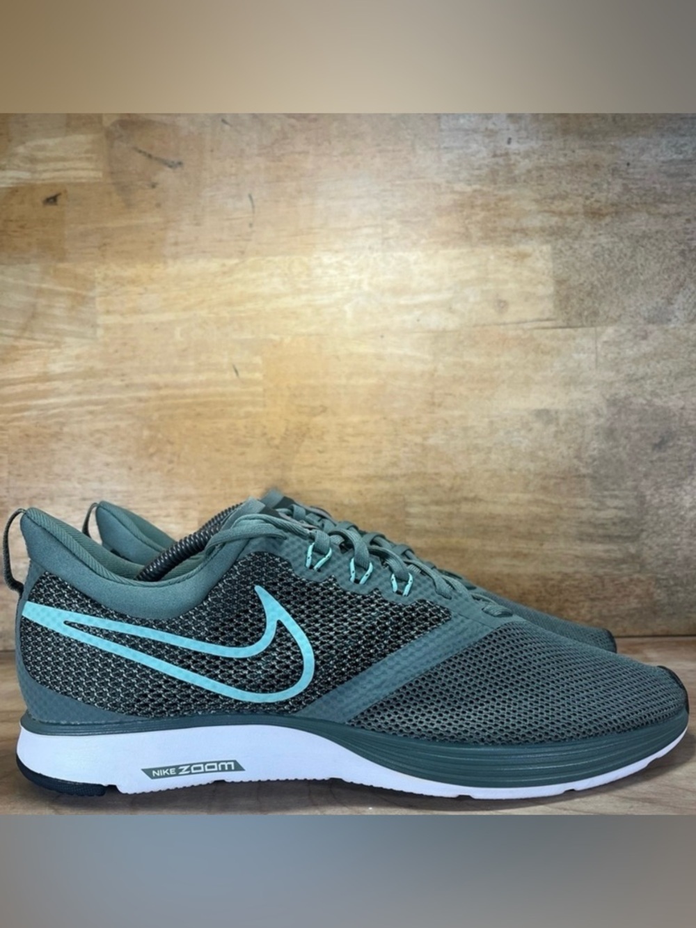 Nike Air Zoom Strike Mens Size 11 Running Shoes Sneakers Green AJ0189-301